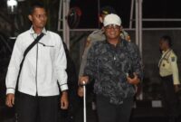 1765451149364-bupati-lampung-tengah-tersenyum-saat-digelandang-ke-kpk-usai-terjaring-ott-1765424981089_169