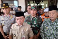 1765472736656-gubernur-jambi-al-haris-usai-melepaskan-bantuan-dan-donasi-buat-bencana-di-sumatera-1765441760951_169