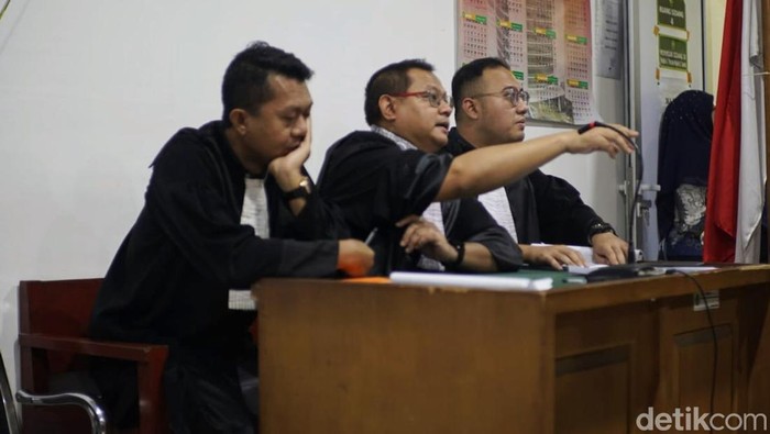 1765472738132-jpu-kejari-muba-hendy-mempertanyakan-bas-ketua-tim-advokat-haji-alim-1765457209395_169