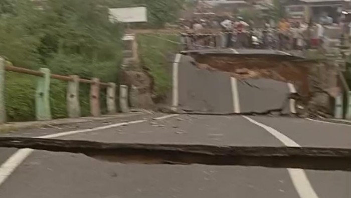 1765472739121-kondisi-jembatan-di-muara-dua-prabumulih-yang-ambruk-1765457166198_169