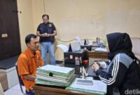 1765472739666-pelaku-yang-menganiaya-pacarnya-di-palembang-diinterogasi-polisi-1765445369825_169