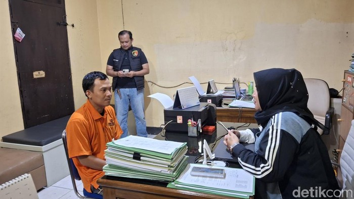 1765472739666-pelaku-yang-menganiaya-pacarnya-di-palembang-diinterogasi-polisi-1765445369825_169