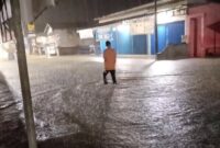 1765472743794-banjir-di-prabumulih-imbas-hujan-deras-hingga-sungai-meluap-1765450981364_169