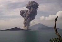 1765515935848-polda-banten-mengimbau-masyarakat-di-pesisir-untuk-mewaspadai-erupsi-gunung-anak-krakatau-gak-di-perairan-selat-sunda-dok-ist_169