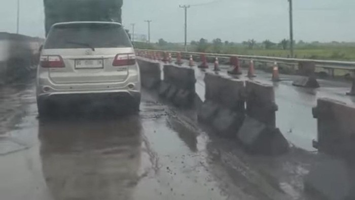 1765515938895-tangkap-layar-potret-kondisi-tol-kayuagung-yang-berlubang-dan-becek-1765500520848_169