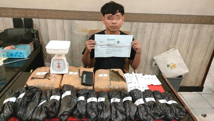 1765537562792-remaja-pengedar-ganja-di-jambi-diamankan-polisi-1765458199105_169