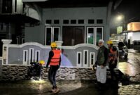 1765559121283-petugas-saat-menyisir-selokan-tempat-bocah-diduga-hanyut-di-jambi-1765545389656_169