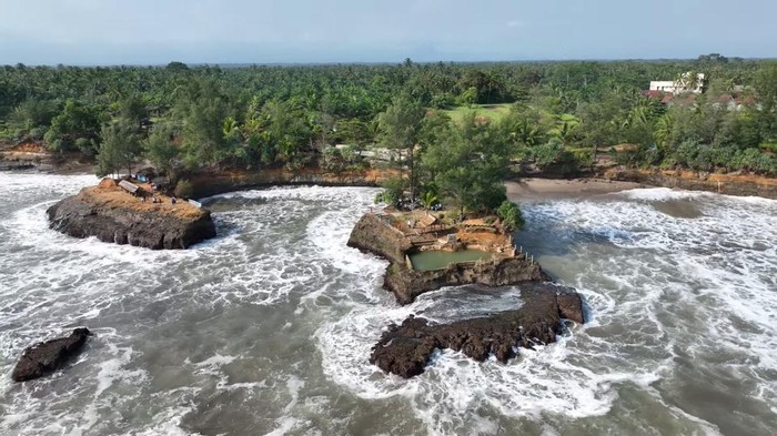 1765559124999-keindahan-pantai-sungai-suci-di-bengkulu_169