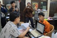 1765559139193-tampang-pelaku-dika-saat-diamankan-di-polsek-kalidoni-1765534220285_169