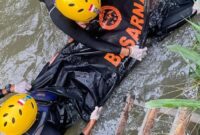 1765602318749-tim-sar-mengevakuasi-jenazah-bocah-hanyut-dalam-selokan-di-jambi-1765594654088_169