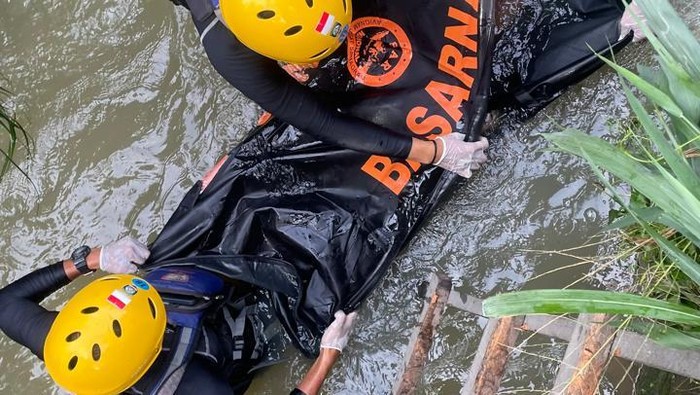 1765602318749-tim-sar-mengevakuasi-jenazah-bocah-hanyut-dalam-selokan-di-jambi-1765594654088_169