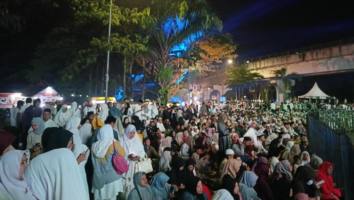 1765602330207-ribuan-masyarakat-palembang-bersholawat-di-bundaran-jakabaring-palembang-1765546236231_169