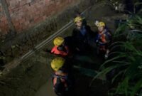 1765602330763-personel-basarnas-saat-menyisir-saluran-air-tempat-bocah-diduga-hanyut-di-jambi-1765550243674_169