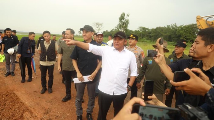 1765602331251-gibernur-sumsel-herman-deru-tinjau-jalan-di-oki-1765548627479_169