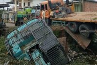 1765688713034-jembatan-penghubung-desa-di-ogan-ilir-roboh-usai-dilintasi-truk-muatan-alat-berat-1765635006927_169