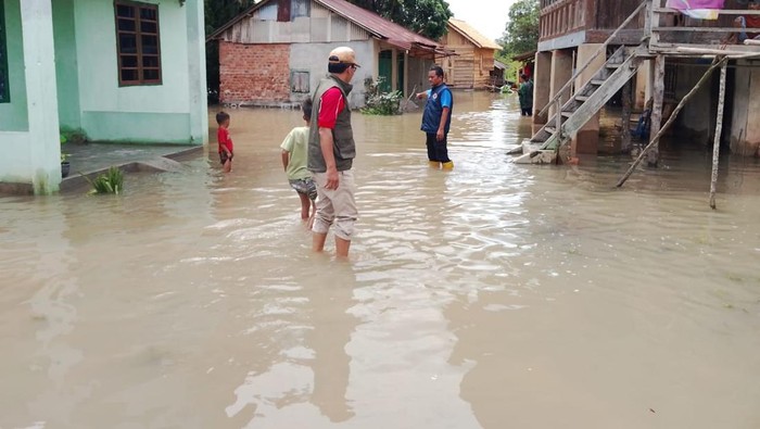 1765710343564-banjir-di-wilayah-muara-enim-menyebabkan-ratusan-jiwa-terdampak-1765694141726_169