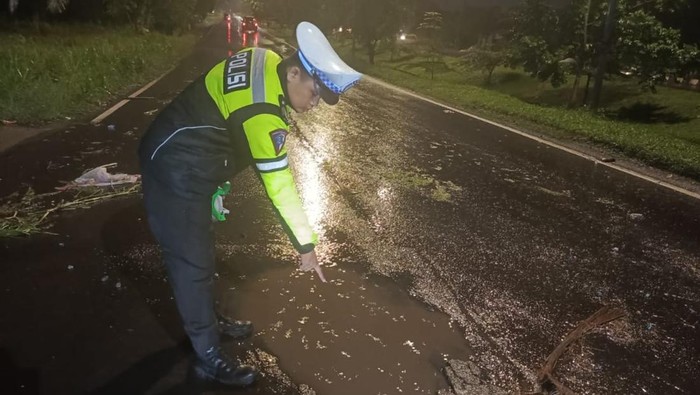 1765710344861-polisi-melakukan-olah-tkp-wanita-lansia-di-palembang-yang-tewas-kecelakaan-tunggal-saat-hindari-lubang-1765705101421_169