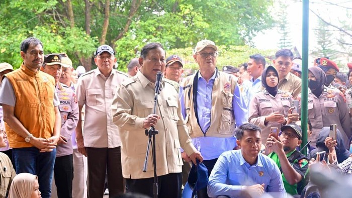 1765731935461-presiden-prabowo-meninjau-lokasi-banjir-di-aceh-tamian-aceh-tengah-bener-meriah-jumat-12122025-1765551864030_169