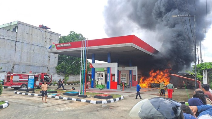 1765731936602-mobil-sedang-melansir-bbm-terbakar-di-spbu-bungo-jambi-1765713775201_169