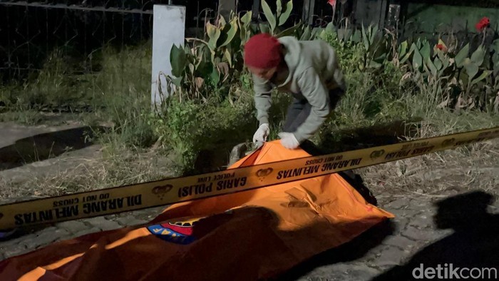 1765775151688-petugas-saat-mengevakuasi-mayat-pria-dengan-kondisi-mulut-berbusa-di-jambi-1765760843619_169