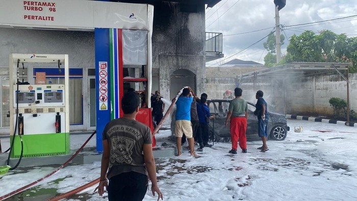 1765775152239-polisi-melakukan-pengecekan-dan-penyelikan-mobil-melansir-bbm-terbakar-di-spbu-bungo-jambi-1765722576671_169