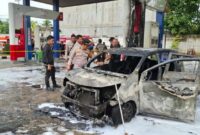 1765796747458-polisi-saat-melakukan-pengecekan-tkp-mobil-terbakar-di-spbu-bungo-jambi-1765771379904_169