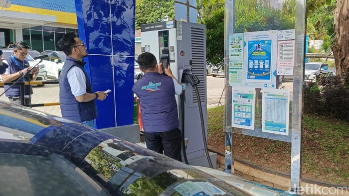 1765818341827-petugas-mengecek-spklu-di-lampung-1765790444032_169