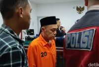 1765818360800-pengusaha-dari-tulung-selapan-haji-sutar-menjalani-sidang-perdana-di-pengadilan-negeri-kelas-1a-palembang-1765794927951_169