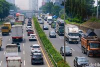 1765861542563-urai-macet-angkutan-barang-dibatasi-saat-libur-nataru-1765162881085_169
