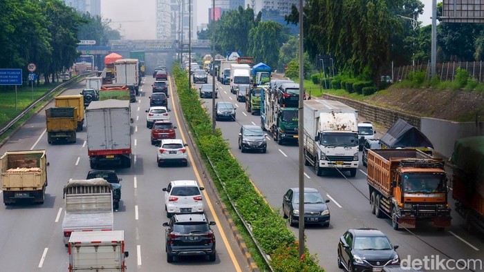 1765861542563-urai-macet-angkutan-barang-dibatasi-saat-libur-nataru-1765162881085_169
