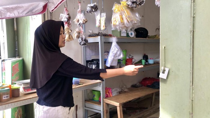 1765904737328-pemilik-ruko-di-palembang-saat-memperlihatkan-lokasi-kehilangan-motor-1765868328494_169