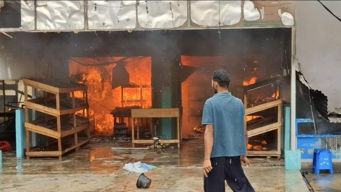1765904752334-8-kios-di-kota-palembang-ludea-terbakar-peristiwa-terjadi-diduga-akibat-kebocoran-tabung-gas-1765878143932_169