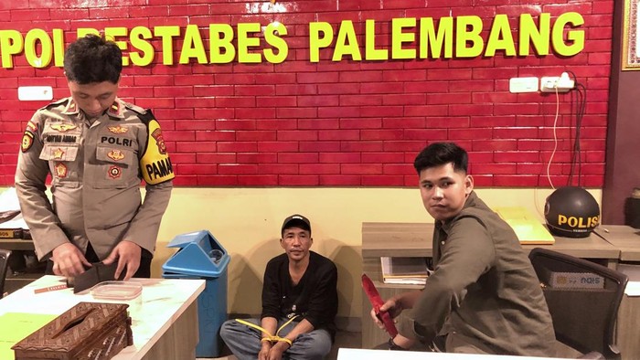 1765947954529-pelaku-penganiayaan-terhadap-anak-tirinya-sata-diamankan-ke-polisi-1765945681948_169