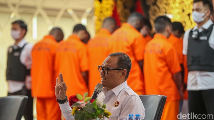 1765947962561-sebanyak-220-wna-terjaring-operasi-bumi-pura-sakti-wirawasti-1765877106428_169