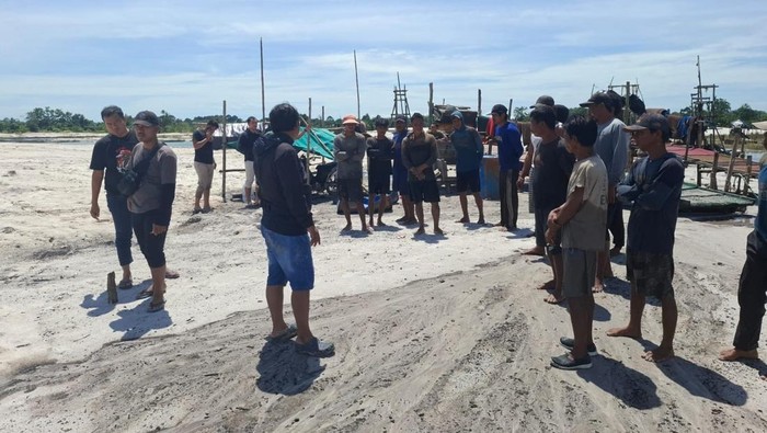 1765969546653-lokasi-tambang-timah-yang-digerebek-oleh-petugas-di-wilayah-bangka-barat-1765951918763_169