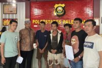 1765991137262-3-pelaku-diduga-pencurian-dan-pengoplosan-racun-rumput-yang-telah-diamankan-di-polrestabes-palembang-1765967038278_169