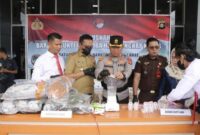 1765991137863-polres-lahat-memusnahkan-8-kilogram-ganja-dan-ratusan-gram-sabu-1765953351943_169