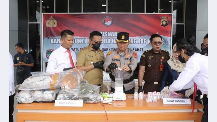 1765991137863-polres-lahat-memusnahkan-8-kilogram-ganja-dan-ratusan-gram-sabu-1765953351943_169