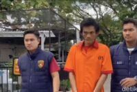 1765991141314-tampang-pelaku-pembobol-rumah-tetangganya-sendiri-di-palembang-saat-diamankan-polisi-1765958440831_169