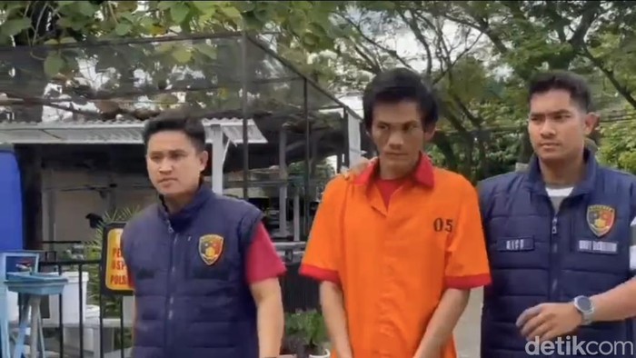 1765991141314-tampang-pelaku-pembobol-rumah-tetangganya-sendiri-di-palembang-saat-diamankan-polisi-1765958440831_169