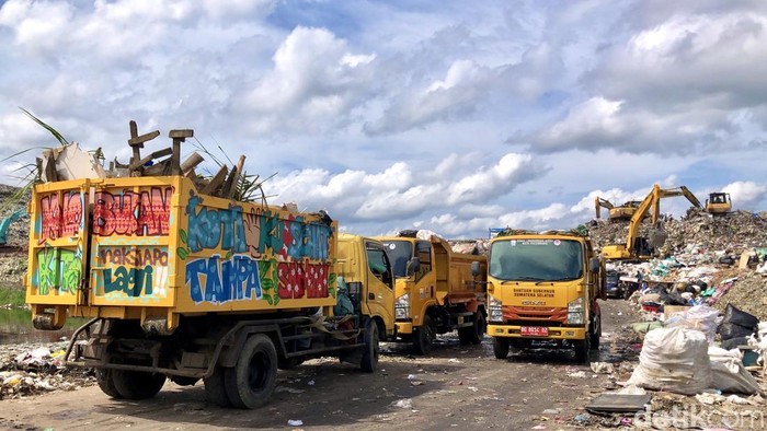 1765991141778-antrean-truk-pengangkut-sampah-di-tpa-sukawinatan-palembang-1765965499111_169