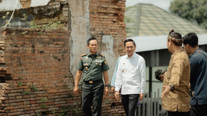 1766034337548-wali-kota-palembang-ratu-dewa-melakukan-pertemuan-dengan-jajaran-kodam-ii-sriwijaya-1766027767999_169