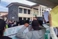 1766055988621-puluhan-massa-geruduk-pn-lubuklinggau-minta-terdakwa-yatman-dibebaskan-1765872655369_169