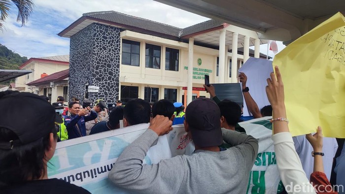 1766055988621-puluhan-massa-geruduk-pn-lubuklinggau-minta-terdakwa-yatman-dibebaskan-1765872655369_169