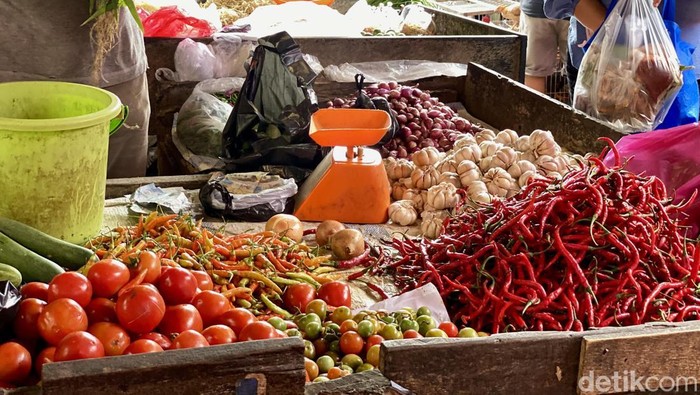 1766055999675-harga-cabai-dan-bawang-di-pasar-padang-selasa-palembang-1766029354294_169