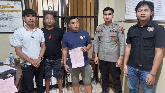 1766056004781-polisi-menangkap-dua-debt-collector-yang-mengeroyok-nasabah-di-sungai-penuh-jambi-1766032141417_169