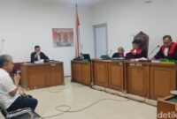 1766077561137-jpu-tuntut-aprizal-tenaga-ahli-dprd-empat-lawang-menjalani-sidang-tuntutan-1766053165184_169