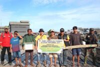 1766077562207-saat-penyerahan-bantuan-mesih-rumput-dari-pt-bap-kepada-perwakilan-kelompok-tani-di-oki-1766058488118_169