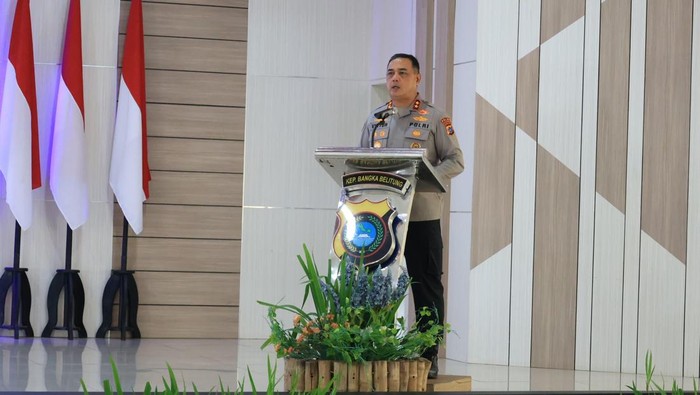 1766077563193-kapolda-babel-irjen-viktor-t-sihombing-di-rakor-lintas-sektoral-pengamanan-natal-2025-dan-tahun-baru-2026-nataru-1766054059133_169