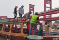 1766099072298-ketek-wisata-jadi-destinasi-warga-yang-ingin-keliling-ke-sungai-musi_169